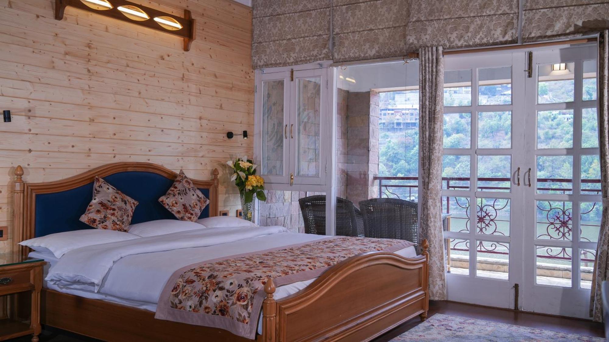 Neelesh Inn- A Luxury Lake View Hotel- 20 Kms From Nainital Bhimtal Exterior photo