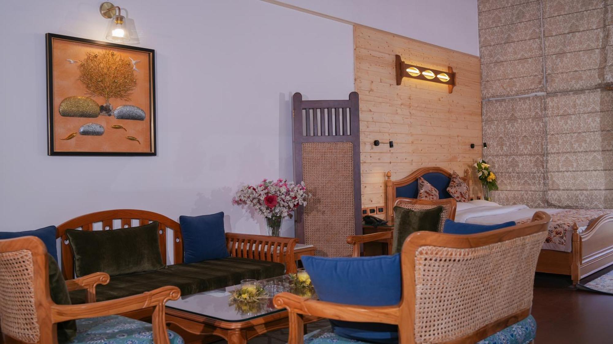 Neelesh Inn- A Luxury Lake View Hotel- 20 Kms From Nainital Bhimtal Exterior photo