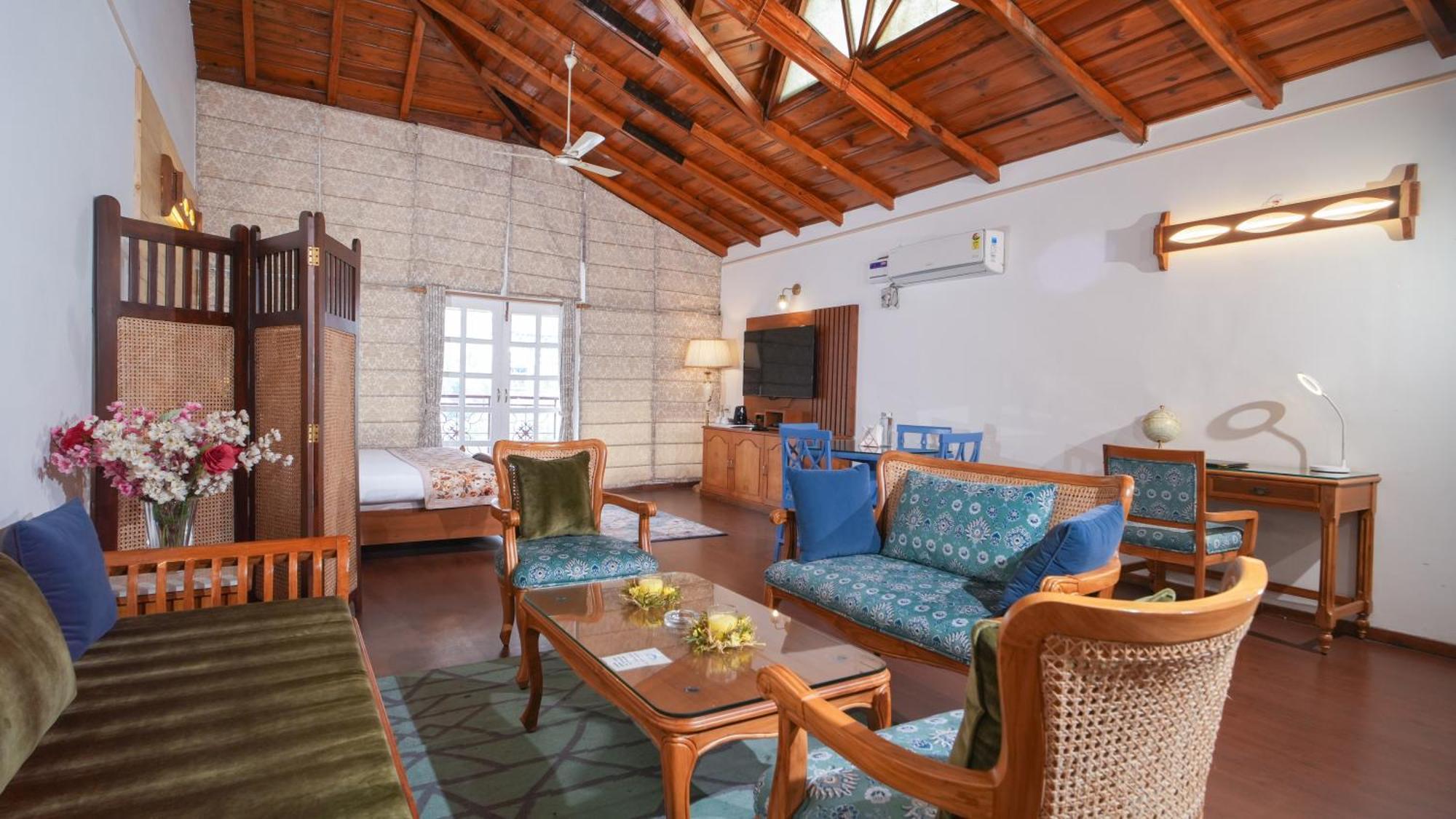 Neelesh Inn- A Luxury Lake View Hotel- 20 Kms From Nainital Bhimtal Exterior photo