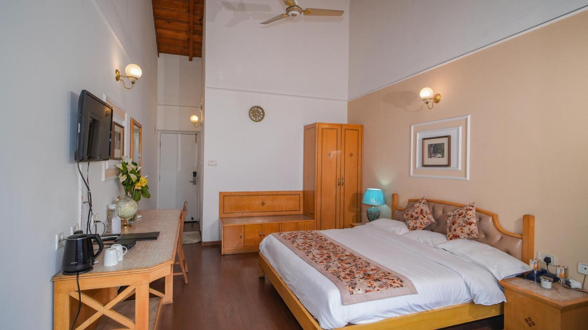Neelesh Inn- A Luxury Lake View Hotel- 20 Kms From Nainital Bhimtal Exterior photo