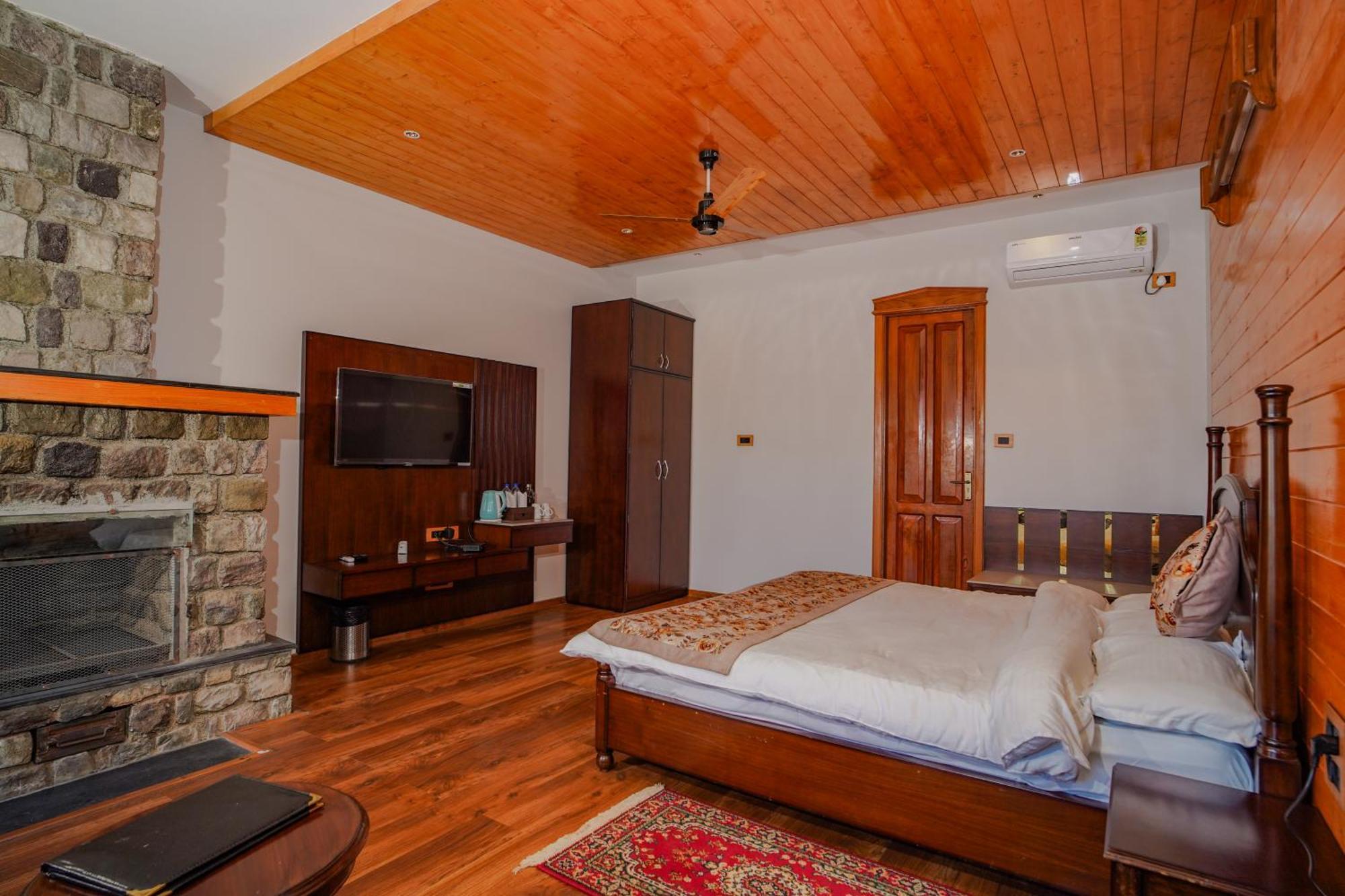 Neelesh Inn- A Luxury Lake View Hotel- 20 Kms From Nainital Bhimtal Exterior photo