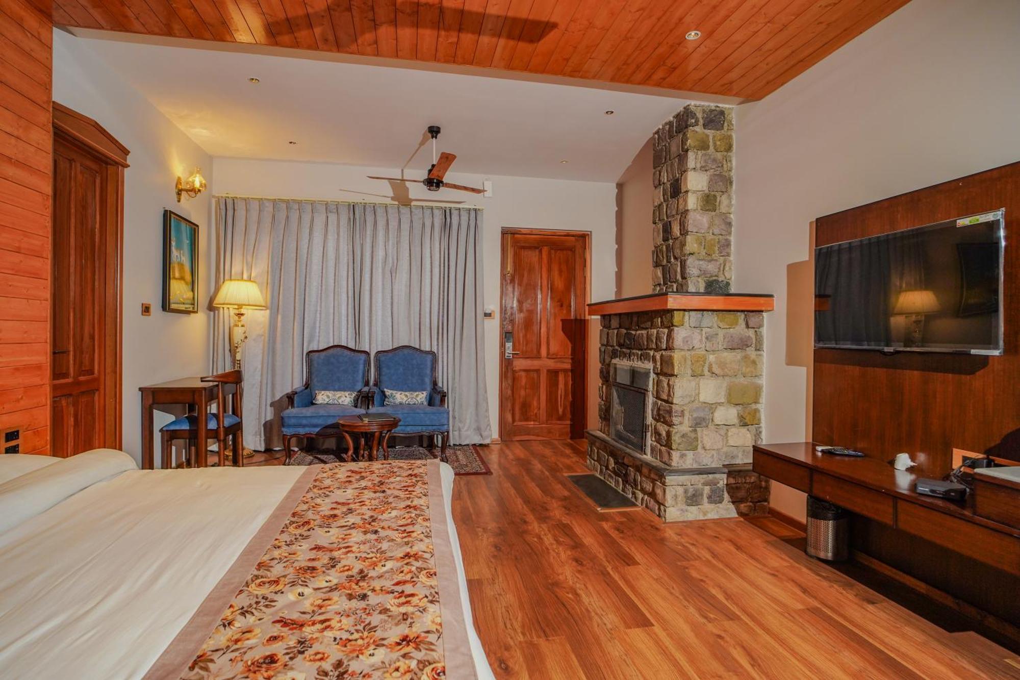 Neelesh Inn- A Luxury Lake View Hotel- 20 Kms From Nainital Bhimtal Exterior photo