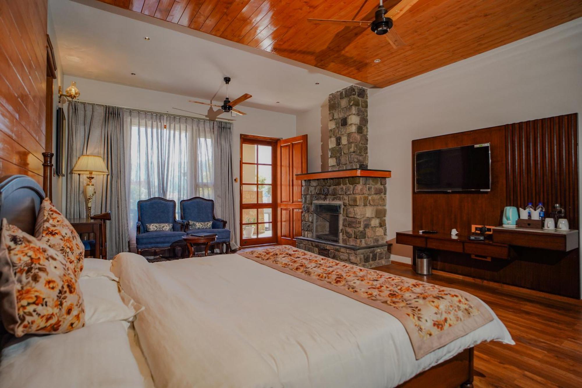 Neelesh Inn- A Luxury Lake View Hotel- 20 Kms From Nainital Bhimtal Exterior photo